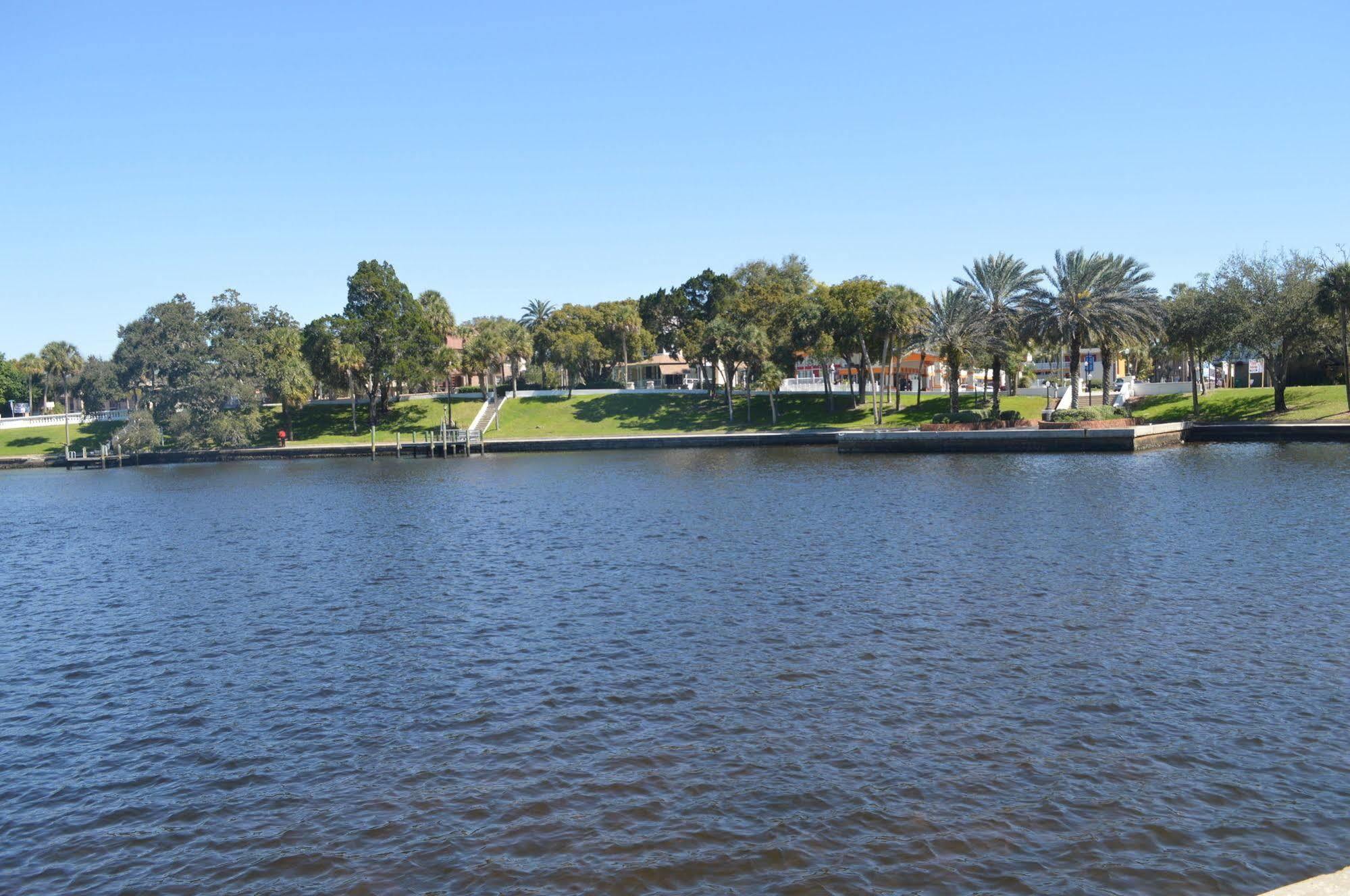 Tarpon Inn Tarpon Springs Bagian luar foto